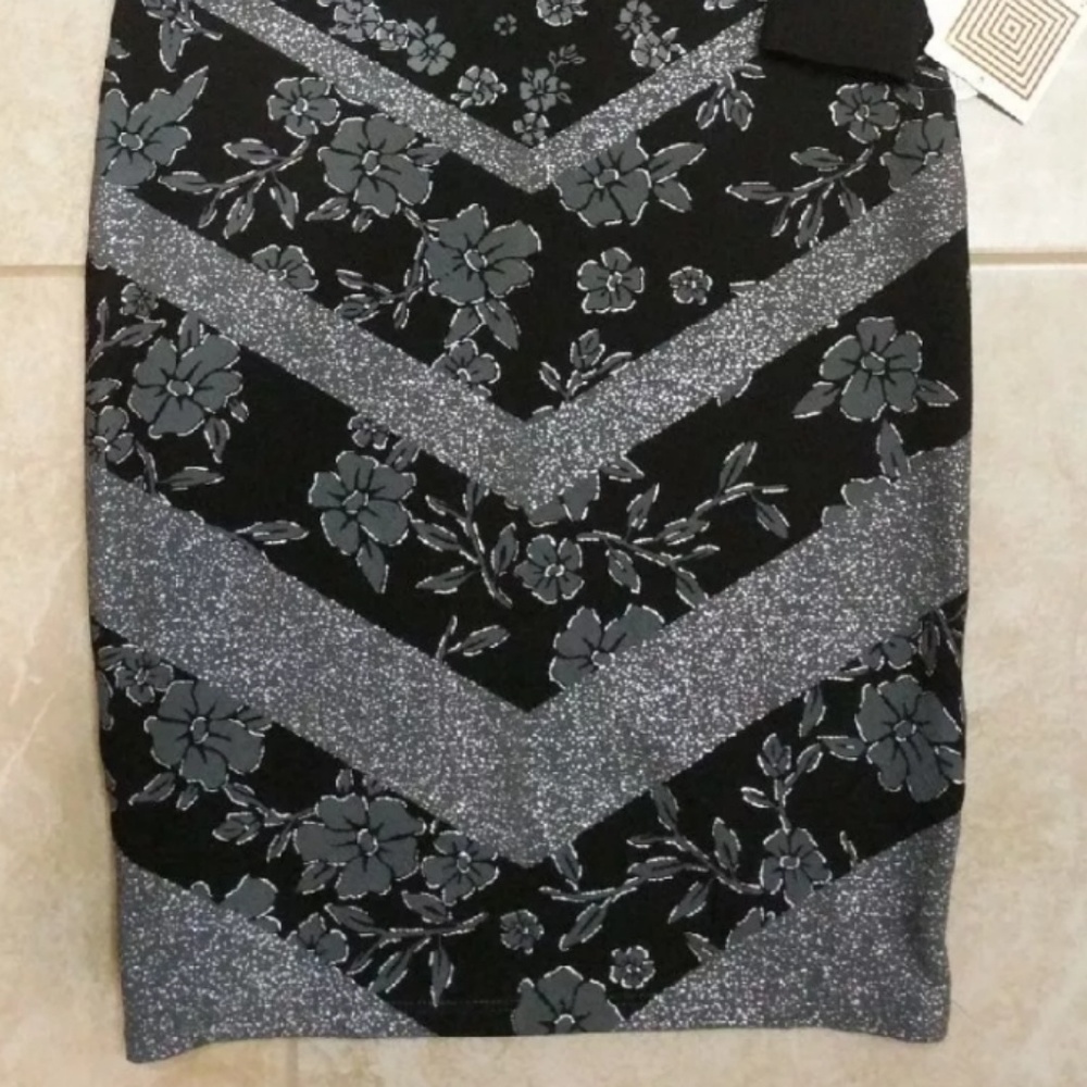 Lularoe Elegant Debbie - Picture 2 of 2